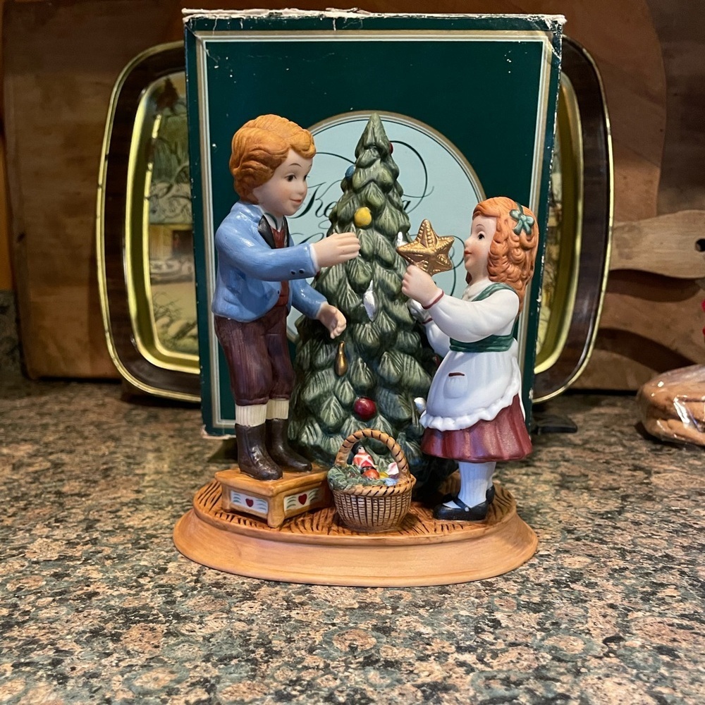 Avon Porcelain Figurine "Keeping the Christmas Tradition" org box vintage 1982